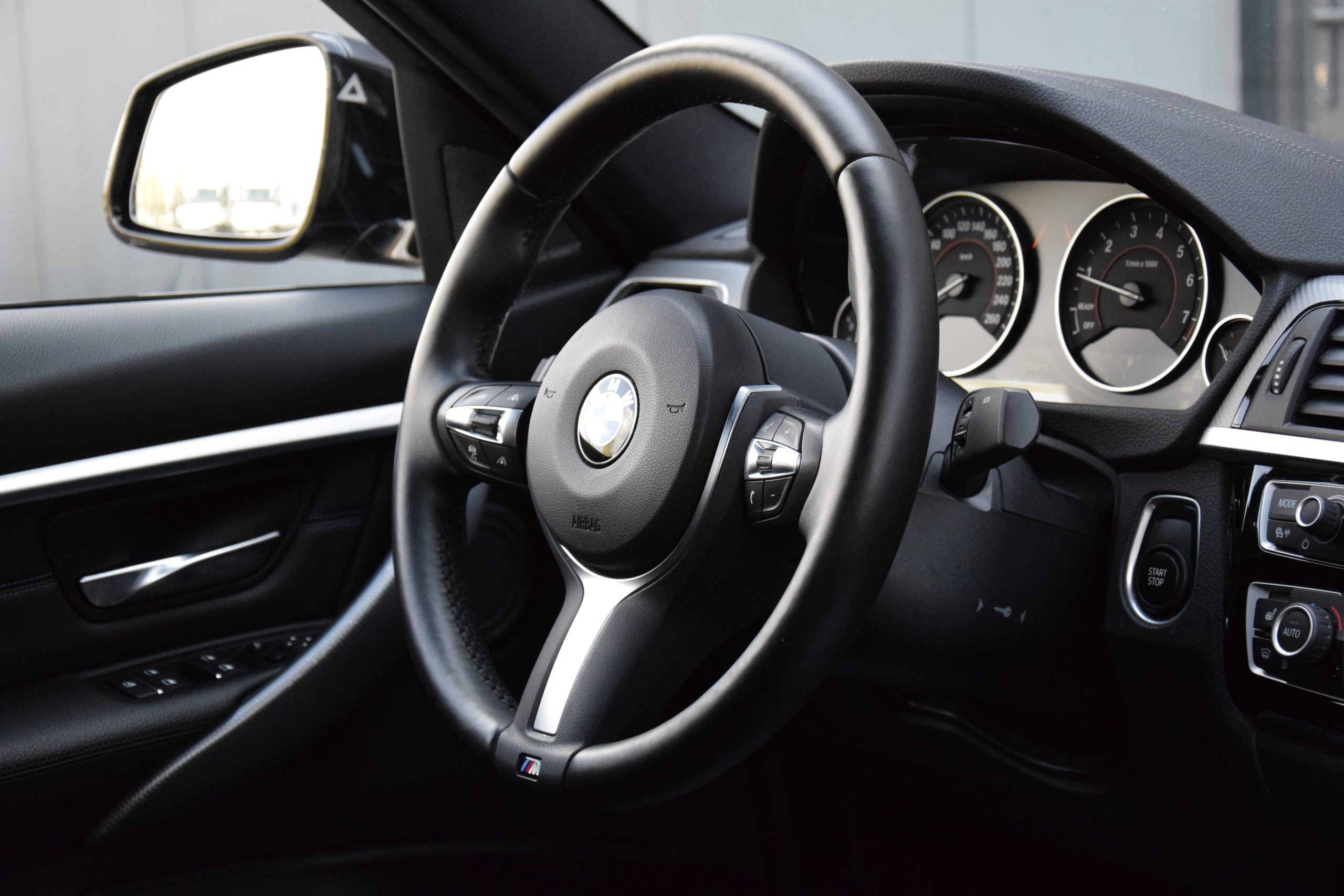 BMW 330e Plug-In Hybrid M-Sport 04/2018 – Full Option!!